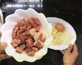 Hình bước làm 1 của món Corned Beef Hash kiểu Việt Nam (bò xào khoai trứng)