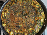 Tortilla de pollo y hojas de remolachas