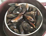 Foto del paso 1 de la receta: Mejillones al vapor con limón