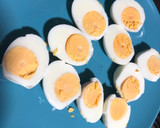 Foto del paso 1 de la receta: Huevos rellenos de aguacate y atún
