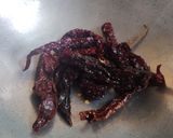 A picture of step 1 of Dry red chilli chutney.