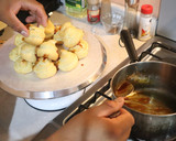 Foto del paso 12 de la receta: Croquembouche (masa choux y crema pastelera)