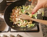 Foto del passaggio 2 della ricetta Spaghetti di riso con gamberetti, salmone e verdurine croccanti