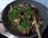 Foto del passaggio 2 della ricetta Tagliatelle funghi piselli e salsiccia