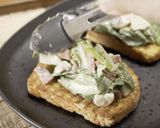 Foto langkah ke 4 dari resep Ceasar Salad Toast.