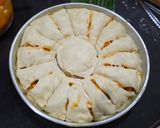 Foto langkah ke 6 dari resep Sun Flower Pizza (dengan isian simpel: sosis dan keju).