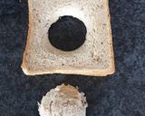 Une image de l'étape 1 de Tartines façon croque monsieur aux œufs coulant 😋 et son toast au fromage fondu.