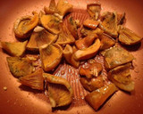 Foto del paso 3 de la receta: Solomillo de Cerdo y Setas con salsa al ajillo