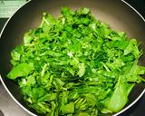 Hình bước làm 3 của món Mì cải gà🥬🐥🐣