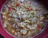 Foto langkah ke 4 dari resep Mie kuah pedas.