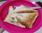 Foto langkah ke 3 dari resep Roti Bakar Isi Melted Chocolate & Melted Cheese.