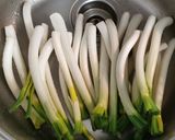 Foto del paso 4 de la receta: Calçots a la plancha con guarnición de carne