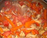 Foto del paso 2 de la receta: Fideos integrales con verduras (zanahoria, morrón, tomate, ajo y espinaca.)