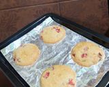 Foto langkah ke 6 dari resep White Chocolate Strawberry Cookies.