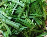 Hình bước làm 2 của món Canh hẹ nấu mọc thịt, đậu và nấm rơm