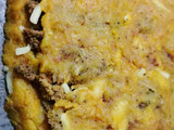 Pastel de plátano en la sartén. Con carne y queso mozzarella