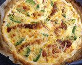 Foto del paso 2 de la receta: Torta de hojaldre con salchichas alemanas y queso fresco mozzarella