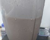 A picture of step 2 of Banana with chocolate ice cream shake.