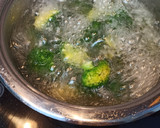 Foto del paso 1 de la receta: Cazuela de lubina y gambón con brócoli