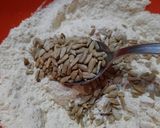 Foto del paso 3 de la receta: Pancitos con salame y semillas
