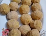 A picture of step 6 of Rice balls with leftover rice.