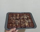 Foto langkah ke 7 dari resep Brownies Cokelat Panggang Beng-Beng Drink.