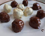 Foto del paso 3 de la receta: Bombones de oreo, fresa y chocolate