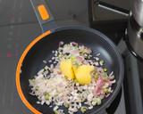Foto del paso 3 de la receta: Tortilla de acelgas rojas rellena de jamón y queso