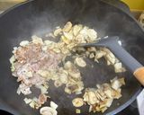 A picture of step 2 of Single Serving Black Pepper Mushroom Teppan Noodles.