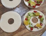 A picture of step 4 of Stuffed fruit donuts.
