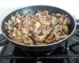 Foto del paso 9 de la receta: Chuletas de cerdo con crema de champiñones