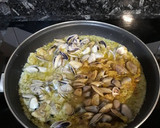 Foto del paso 2 de la receta: Rape con langostinos y tallarinas