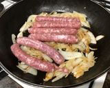 Foto del paso 3 de la receta Salchichas encebolladas y vino blanco