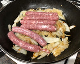 Foto del paso 3 de la receta: Salchichas encebolladas y vino blanco