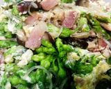 รูปขั้นตอนการทำที่ 5 ของ ดอกขจรผัดไข่เห็ดหอมสดและแฮม