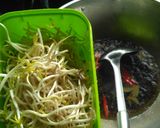 Foto langkah ke 3 dari resep Sayur tauge tahu saus tiram.