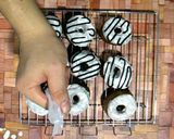 Foto langkah ke 9 dari resep Donat Panggang Icing Sugar & Chocolate Topping.