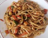 Foto del paso 2 de la receta Wok de tallarines con verduras y gambas