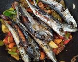Foto langkah ke 3 dari resep Tumis ikan pindang pedas manis.