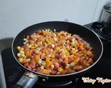 Hình bước làm 4 của món Cơm chiên xúc xích