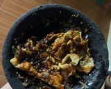 Foto langkah ke 6 dari resep Telur Penyet Kecap.