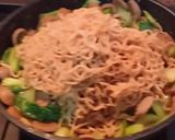 Foto langkah ke 2 dari resep Mie Goreng Sosis dan baso.