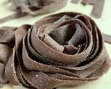 Foto del passaggio 2 della ricetta Pappardelle al cacao con nocciole e timo