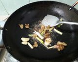 Hình bước làm 3 của món Bắp cải xào thịt