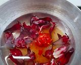 Foto langkah ke 1 dari resep Asinan Buah Kuah Rosella.