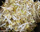 Gambar langkah 2 resipi Taugeh Goreng Kunyit.
