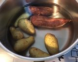 Une image de l'étape 1 de Salade marinée de pommes de terre, patates douces violettes, harengs, tomates et poivron.