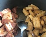 Hình bước làm 2 của món Thịt kho nấm trứng 🥚