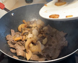 Foto del paso 2 de la receta: Wok de pasta, ternera, setas y gambas