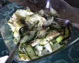 Une image de l'étape 4 de Tagliatelles de courgette et concombre marinés herbes ail et citron.